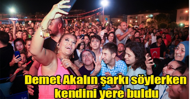 Demet Akalın şarkı söylerken kendini yere buldu