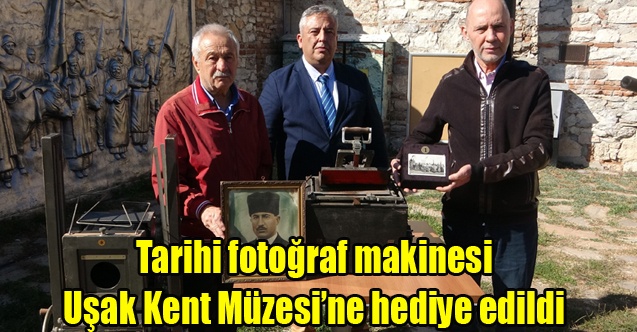 Tarihi fotoğraf makinesi Uşak Kent Müzesine hediye edildi