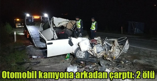 Uşak#039;ta Otomobil kamyona arkadan çarptı: 2 ölü