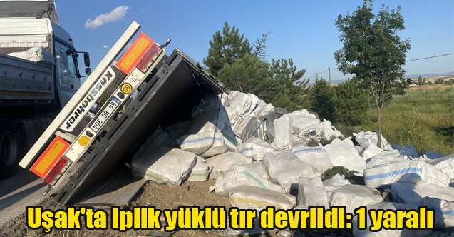 Uşak#039;ta iplik yüklü tır devrildi: 1 yaralı