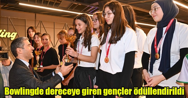 Bowlingde dereceye giren gençler ödüllendirildi